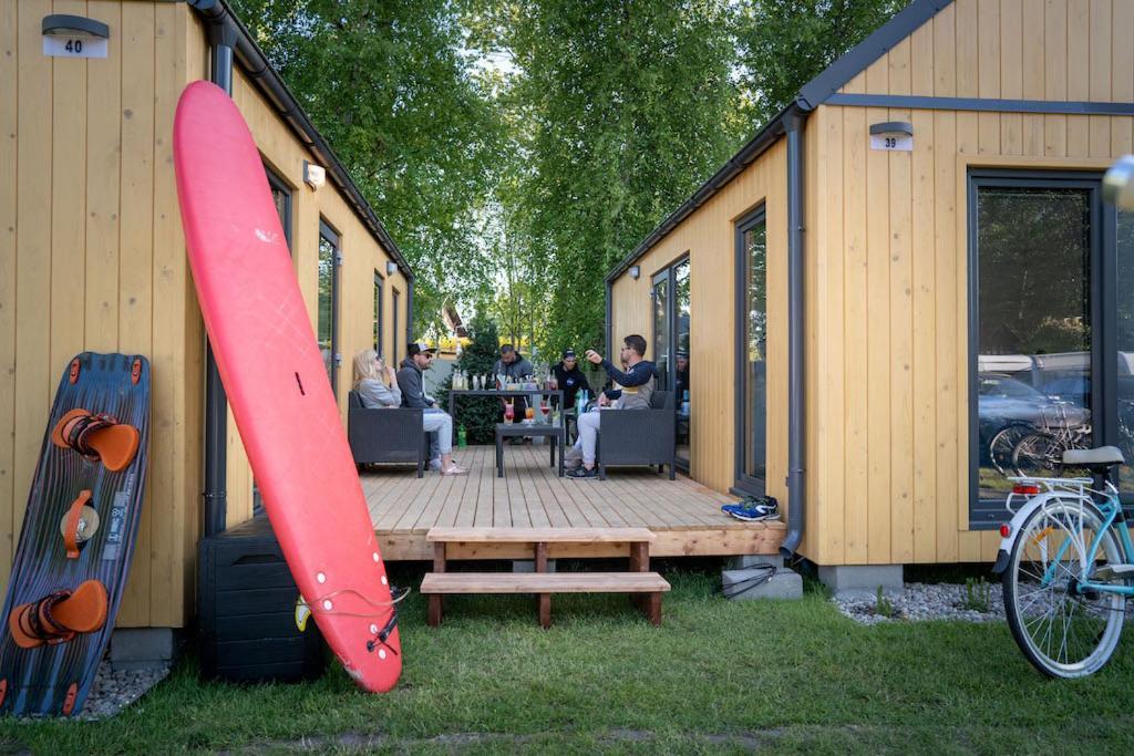 Pod Cyprysami - Surf & Family Resort ยาสตาร์เนีย ภายนอก รูปภาพ